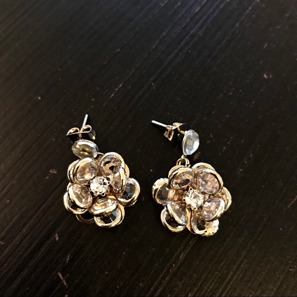 Cute gold tone flower earrings!